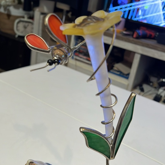 Louisville stoneware cat holding flower - Picture 7 of 10